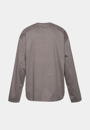 Tricou gri cu mânecă lungă, fabricat din bumbac moale, cu un gât rotund și o croială lejeră, fără modele vizibile sau embellismente.