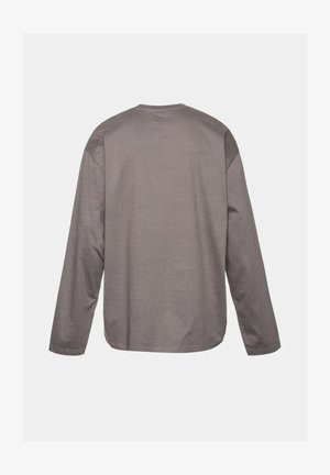 Siva majica s dolgimi rokavi, narejena iz mehkega bombaža, z okroglim izrezom in sproščenim krojem, brez vidnih vzorcev ali okrasitev.