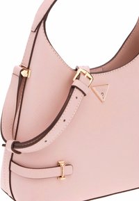 Borsa textured rosa chiaro con hardware dorato, caratterizzata da un logo triangolare e una tracolla dettagliata con accenti a fibbia.