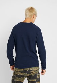 Jack & Jones JJEHILL CREW NECK  - Camisola - ensign blue/navy blazer