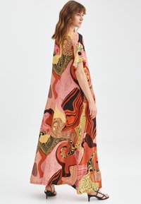 Maxikleid mit einem bunten abstrakten Muster in Pink, Orange, Gelb und Schwarz; lockere Passform, kurze Ärmel und ein fließendes Design.