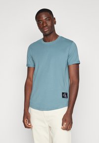 Calvin Klein Jeans BADGE TURN UP SLEEVE - T-shirts - goblin blue