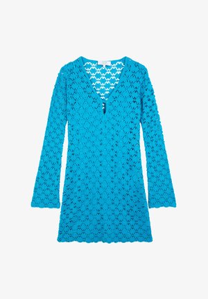 Robe en dentelle bleue avec un décolleté en V, des manches longues et un ourlet en feston. Présente un motif texturé avec des détails en openwork tout au long.