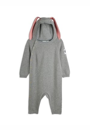 Combinaison bébé en maille grise avec capuche doublée rose ornée d'oreilles de lapin, boutons-pression latéraux, manches longues, et écusson à motif d'empreinte de patte sur la manche.