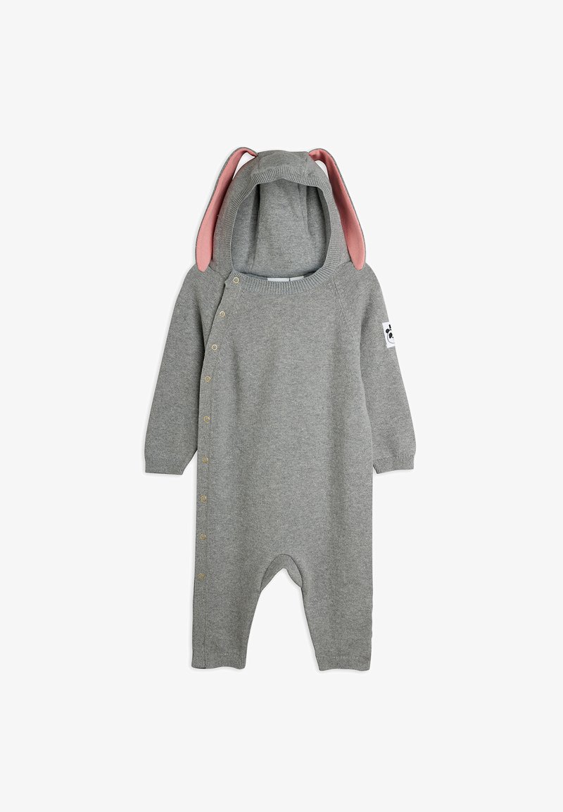 Combinaison bébé en maille grise avec capuche doublée rose ornée d'oreilles de lapin, boutons-pression latéraux, manches longues, et écusson à motif d'empreinte de patte sur la manche.