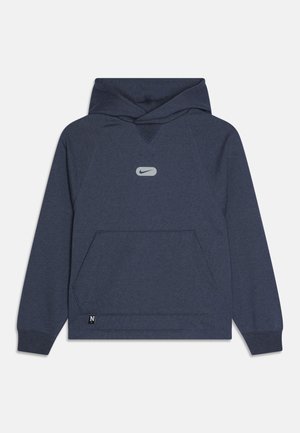 Sudadera con capucha de color azul marino, con un bolsillo frontal, hecha de una tela suave. Presenta un logotipo reflectante de Nike en el pecho y puños acanalados.