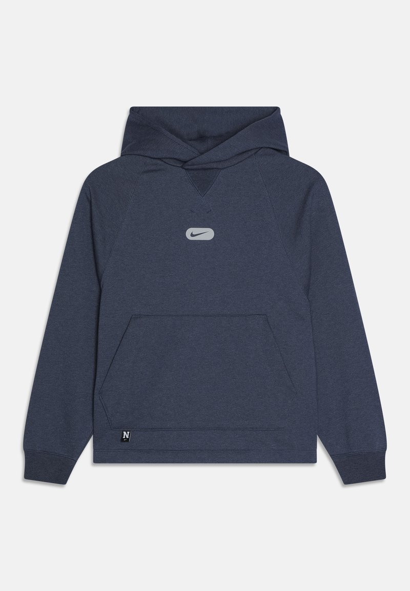 Sudadera con capucha de color azul marino, con un bolsillo frontal, hecha de una tela suave. Presenta un logotipo reflectante de Nike en el pecho y puños acanalados.