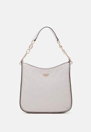 Borsa a spalla grigia chiara con motivo a logo in rilievo, dettagli in metallo dorato e finitura liscia. Presenta una maniglia corta e dettagli in catena.
