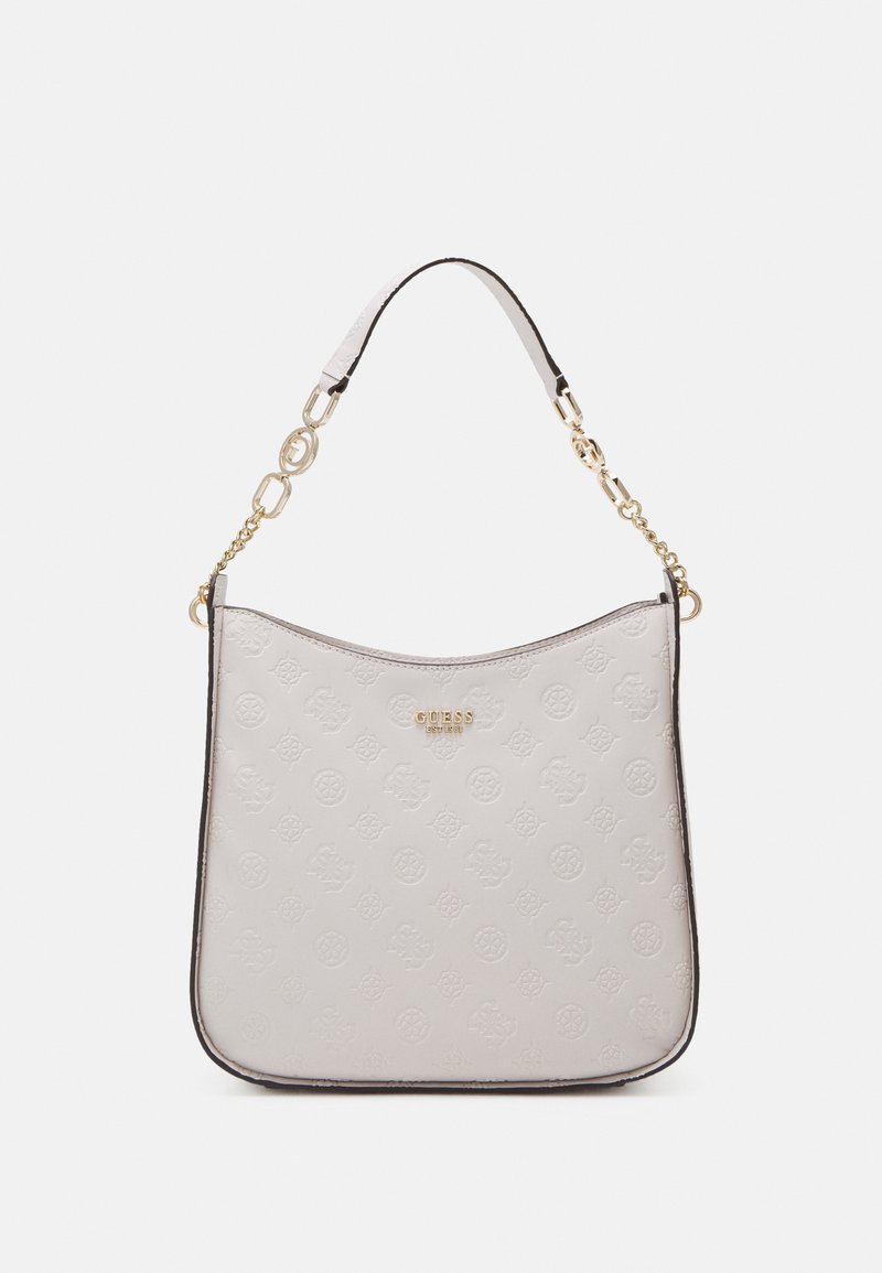 Borsa a spalla grigia chiara con motivo a logo in rilievo, dettagli in metallo dorato e finitura liscia. Presenta una maniglia corta e dettagli in catena.