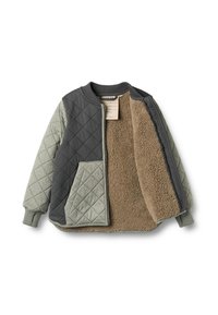 Quiltet bomberjakke i grå og grøn, med en hyggelig brun fleeceforing og ribstrikkede manchetter. Enkelt frontlomme på venstre side.