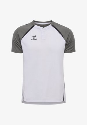 Weißes Sportshirt mit kurzen grauen Raglanärmeln, einem runden Kragen und einer kleinen Knopfblende an der Vorderseite. Hat schwarze Akzente an den Seiten.