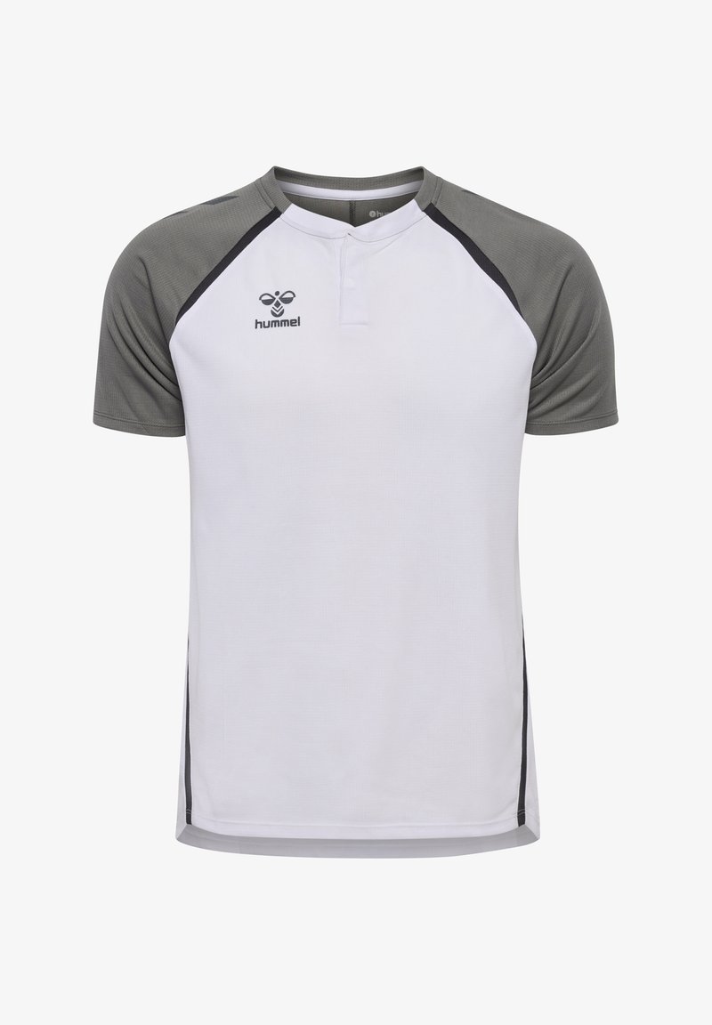 Weißes Sportshirt mit kurzen grauen Raglanärmeln, einem runden Kragen und einer kleinen Knopfblende an der Vorderseite. Hat schwarze Akzente an den Seiten.