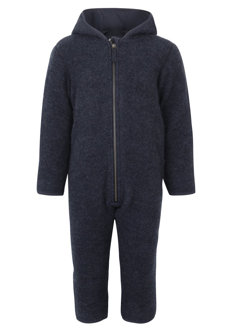 Marineblauwe fleece sneeuwoverall met een volledige ritssluiting aan de voorkant, lange mouwen, capuchon en taps toelopende benen, met een zachte, gestructureerde afwerking.