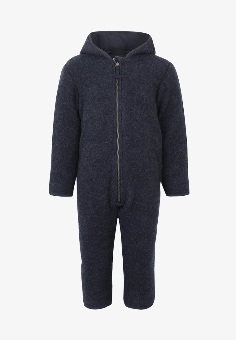 Marineblauwe fleece sneeuwoverall met een volledige ritssluiting aan de voorkant, lange mouwen, capuchon en taps toelopende benen, met een zachte, gestructureerde afwerking.