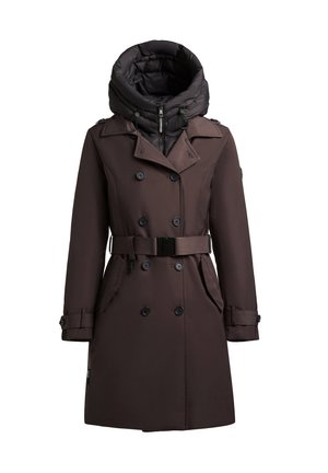 Hosszú barna trench coat dupla soros kialakítással, nagy, puffos fekete kapucnival, övvel a deréknál, és gombos díszítéssel az ujjakon.