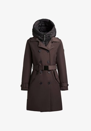 Cappotto lungo marrone con design doppiopetto, grande cappuccio nero gonfio, cintura in vita e dettagli con bottoni sulle maniche.