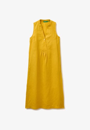 Ärmelloses senfgelbes knielanges Kleid mit V-Ausschnitt, Einzelknopfverschluss und dezenten Falten unter dem Ausschnitt.