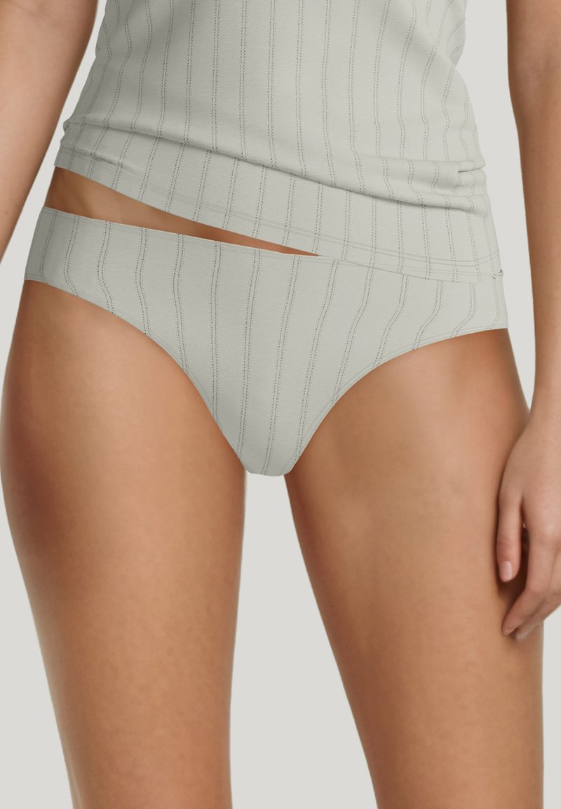 Bikini gris clair à côtes, avec un design taille basse, une ceinture élastique et une couverture minimale. Texture douce avec des détails de couture subtils.