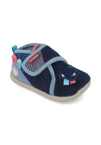 Zapatilla de color azul marino con una textura suave, correa de velcro y aplique de oso. Presenta acentos en rosa y azul, suela de goma y tela a rayas.