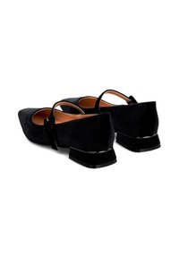 Décolleté neri in suede con punta arrotondata, cinturino alla caviglia e tacco basso a blocco; fodera interna liscia e superficie esterna texturizzata.