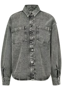 Chemise en denim gris avec un col à revers, deux poches poitrine, fermeture à boutons et manches longues avec poignets boutonnés. Texture usée.