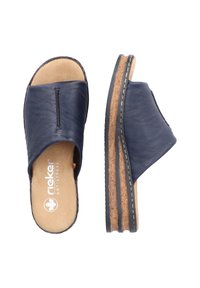 Sandales à glissière en cuir bleu marine avec un accent en liège, dotées d'une large sangle, d'une semelle intérieure rembourrée et d'une couture contrastante le long de la semelle.