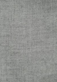 Tela tejida gris con un sutil patrón texturizado, que presenta una base de gris claro y motas de gris más oscuro en toda su superficie.