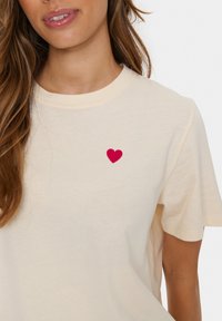 Saint Tropez ZAGI - Paprasti marškinėliai - pearled ivory bonbon hart
