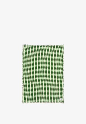 Vihreä kuviollinen heittopeitto, jossa on lehtimuotoilu vaalealla taustalla, frangeilla reunoilla ja teksturoidulla kankaalla.