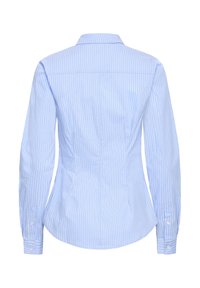 Világoskék hosszú ujjú ing fehér függőleges csíkokkal, hegyes gallérral, testhez simuló fazonnal és gombos mandzsettával. Sima szövet textúra.