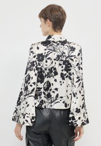 Calliope CHEMISE KIMONO EN SATIN À MOTIFS - Hemdbluse - une variante