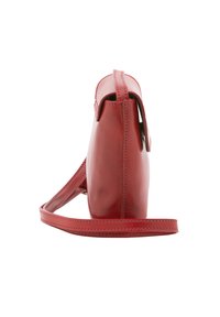 Borsa a mano in pelle rossa con una forma rettangolare elegante. Presenta una lunga tracolla regolabile e una texture liscia. Chiusura a pulsante sulla parte superiore.
