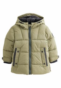Chaqueta acolchada en verde oliva con cierre de cremallera, capucha, puños de canalé y acentos en gris oscuro. Presenta un diseño texturizado de acolchado.