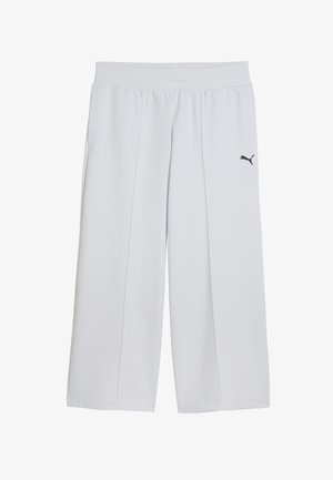 Pantalones cortos de pierna ancha y color blanco con pliegues frontales y cinturilla elástica, que presentan un pequeño logo negro de Puma en el muslo derecho.