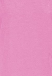 Lyserød bomulds-T-shirt med en glat tekstur, letvægtsstof og rund halsudskæring. Ingen bemærkelsesværdige mønstre eller detaljer.