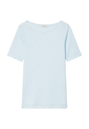 T-shirt bleu clair à manches courtes et col rond avec une texture subtile et une petite étiquette de marque à l’intérieur du col, posé à plat sur un fond blanc.