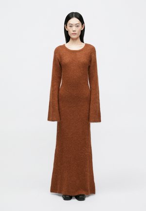 Langes braunes Kleid aus flauschigem Stoff, mit einem runden Ausschnitt und weit geschnittenen langen Ärmeln, einer taillierten Silhouette und einem geraden Saum.