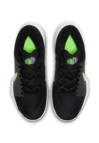 Μαύρα αθλητικά παπούτσια με άνω μέρος από δίχτυ, φωσφοριζέ πράσινες λεπτομέρειες, επενδεδυμένο κολάρο και λευκή εξωτερική σόλα με σχέδια πρόσφυσης και λογότυπο.