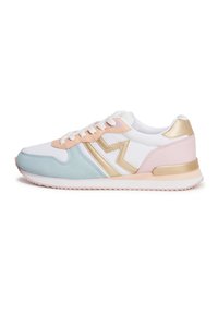 Sneaker sportive con una toma in rete e suede. I colori includono bianco, azzurro chiaro, rosa tenue e accenti dorati. Presentano un design con lacci.