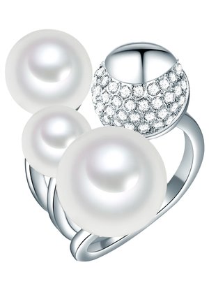 Silberring mit drei weißen Perlen und einem strukturierten, diamantbesetzten runden Akzent an der Oberseite, gewölbtes Design des Rings.
