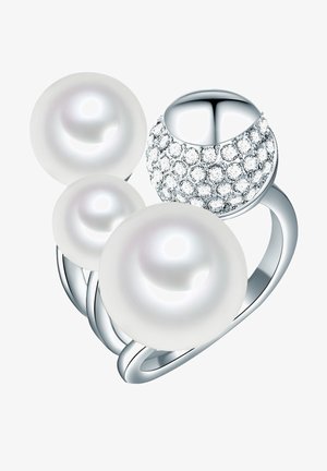 Anello d'argento con tre perle bianche e un accento rotondo texturizzato decorato con diamanti nella parte superiore, design della fascia curva.