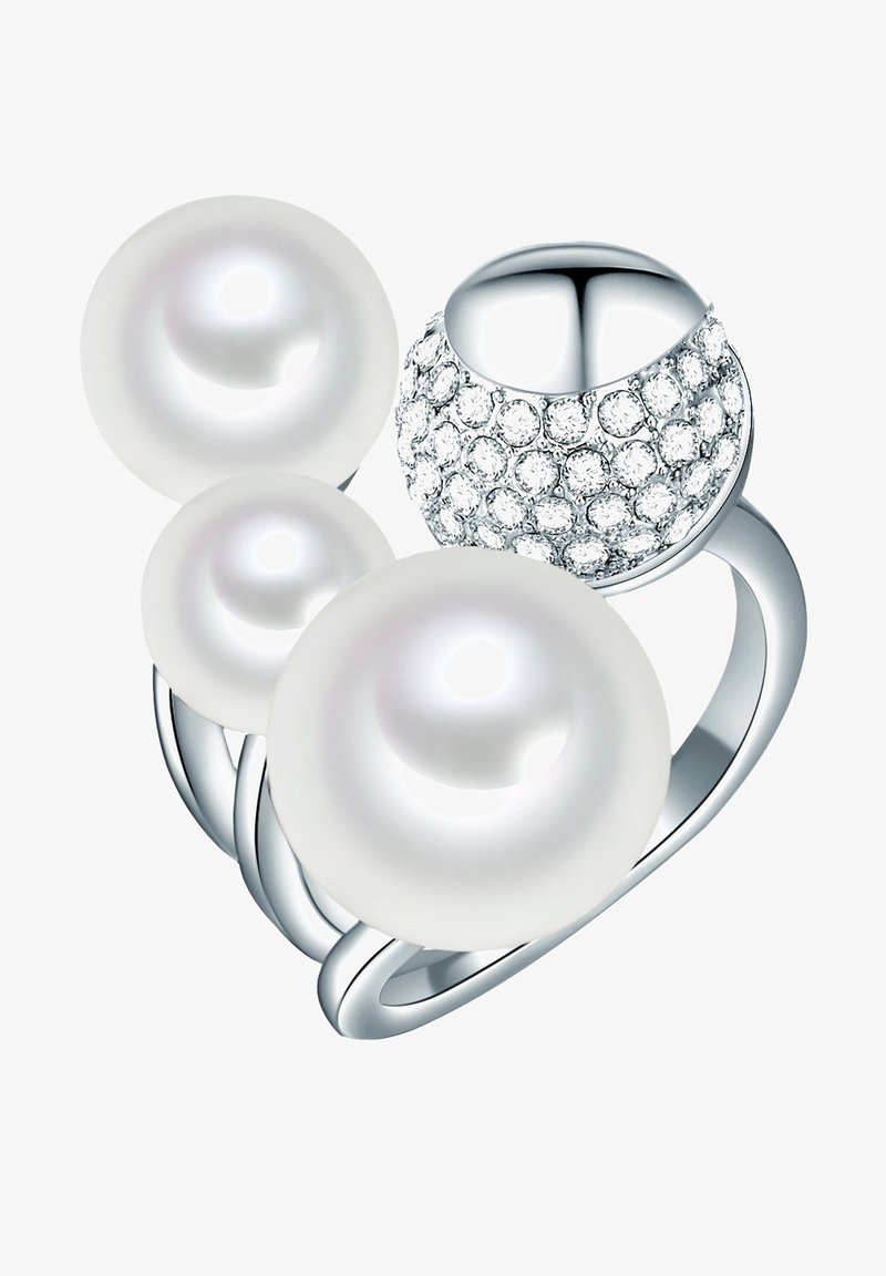 Hopeakierre, jossa on kolme valkoista helmeä ja päällä teksturoitu, timantein koristeltu pyöreä aksentti, kaareva rengasmuoto.