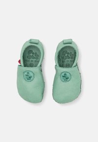 Gröna läderskor för barn med en mjuk, strukturerad yta, rundad form och en logotypapplikation. Tillverkade i Spanien, storlek 20.