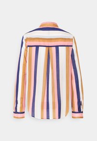 Chemise à manches longues à rayures verticales bleu marine, rose, moutarde et blanc, vue de dos sur fond gris clair.