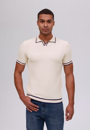 Jasno beżowa koszulka polo z dekoltem w kształcie V, kontrastujące ciemnoniebieskie i bordowe paski na rękawach i u dołu, dopasowany krój, prążkowana struktura.