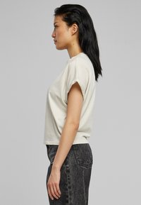Urban Classics LADIES SHORT PIGMENT DYE CUT ON SLEEVE TEE - Pamata T-krekls - palesasphalt