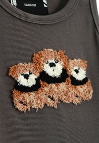 Top de tirantes gris con textura de canalé que presenta tres motivos de ositos bordados en marrón y negro, con un detallado texturizado en el pelaje de los osos.