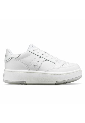 Sneaker in pelle bianca con punta arrotondata, suola piatta e dettagli testurizzati. Presenta una chiusura con lacci e un dettaglio con logo sul tallone.