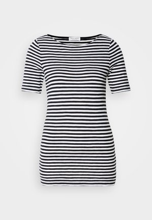 Melnbaltas svītrainas īsām piedurknēm augšdaļa ar laivu izgriezumu, pieguļoša silueta un maiga, gluda auduma tekstūra.