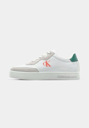 Baskets blanches avec des accents gris et sarcelle, détails en daim texturé, design à lacets plats, et 'CALVIN KLEIN JEANS' embossé sur le côté.